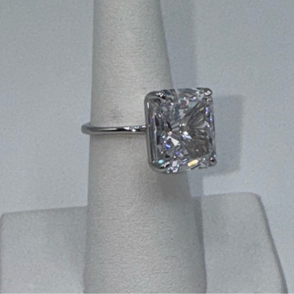 18k 7ct Radiant Cut Ring - Picture 12 of 16